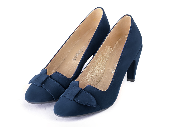 Navy blue women's dress pumps, with a knot on the front. Round toe. High slim heel. Front view - Florence KOOIJMAN